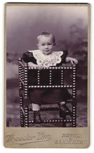 Fotografie G. Stöckel, Rönne, Portrait süsses Baby im Kinderhochstuhl sitzend