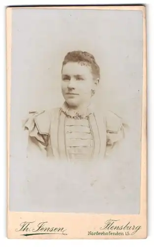 Fotografie Th. Jensen, Flensburg, Norderhofenden 15, Portrait bildschöne junge Frau mit gerüschtem Kleiderkragen