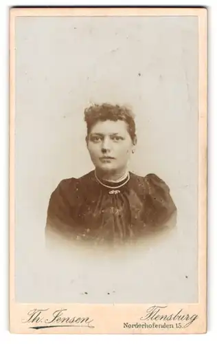 Fotografie Th. Jensen, Flensburg, Norderhofenden 15, Portrait einer elegant gekleideten Frau mit Brosche und Halskette