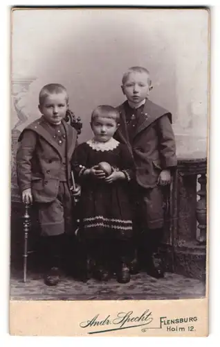 Fotografie Andr. Specht, Flensburg, Holm 12, Portrait zwei freche Buben & niedliches Mädchen in hübscher Kleidung