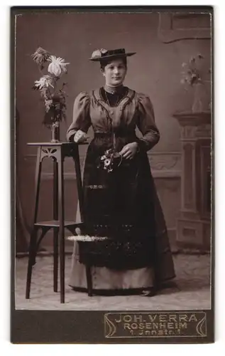 Fotografie Joh. Verra, Rosenheim, Innstr. 1, Portrait einer eleagnt gekleideten Frau mit Hut