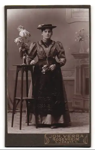 Fotografie Joh. Verra, Rosenheim, Innstr. 1, Portrait elegant gekleidete Dame mit Hut