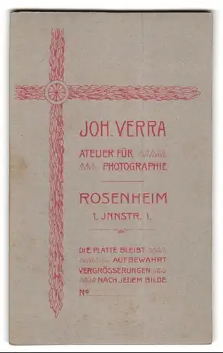 Fotografie Joh. Verra, Rosenheim, Innstr. 1, Portrait elegant gekleidete Dame mit Hut