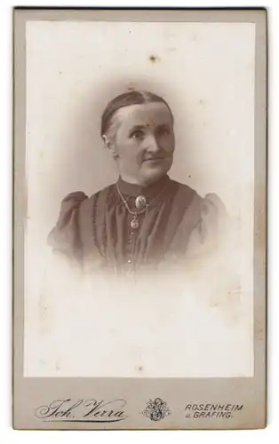 Fotografie Joh. Verra, Rosenheim, Frühlingsstr. 10, Portrait einer elegant gekleideten Frau mit Brosche und Halskette