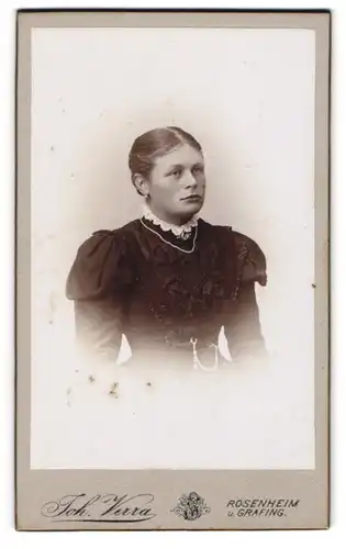 Fotografie Joh. Verra, Rosenheim, Frühlingsstr. 10, Portrait bildschönes Fräulein im prachtvollen Kleid