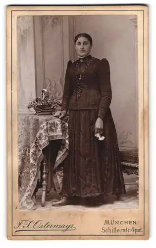 Fotografie F. X. Ostermayr, München, Schillerstr. 4, Portrait junge Frau im prachtvollen Kleid