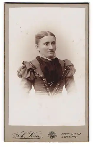 Fotografie Joh. Verra, Rosenheim, Frühlingsstr. 10, Portrait elegant gekleidete Frau mit Halsschmuck