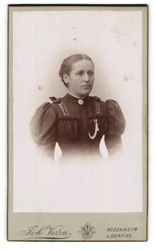 Fotografie Joh. Verra, Rosenheim, Frühlingsstr. 10, Portrait junge hübsche Frau mit Brosche am Kleiderkragen
