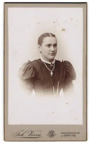 Fotografie Joh. Verra, Rosenheim, Frühlingsstr. 10, Portrait junge schöne Frau mit Brosche und Halskette am Kragen