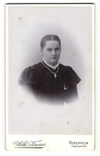 Fotografie Wilh. Knarr, Rosenheim, Innstr. 42, Portrait charmantes Fräulein mit eleganter Brosche am Kleiderkragen