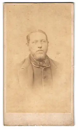 Fotografie Perin, Nancy, Rue St. Dizier 140, Portrait stattlicher junger Mann mit Vollbart