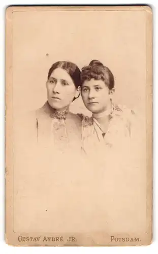 Fotografie Gustav André Jr., Potsdam, Spandauerstr. 34, Portrait zwei schöne junge Frauen in eleganten Kleidern