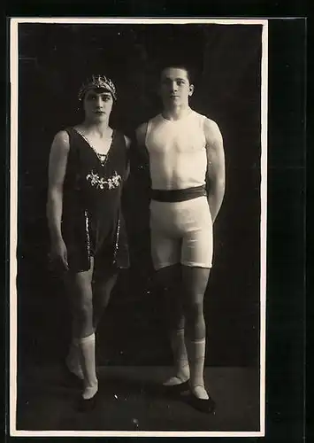 Foto-AK Akrobaten posieren zusammen