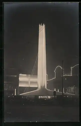 Foto-AK Amsterdam, Strassenpartie mit Geschäften und Edison-Denkmal bei Nacht 1929