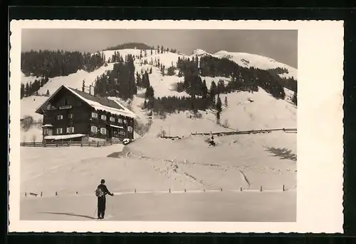 AK Oberlandhütte, Berghütte bei Kirchberg geg. Schwarzer Kogel im Schnee