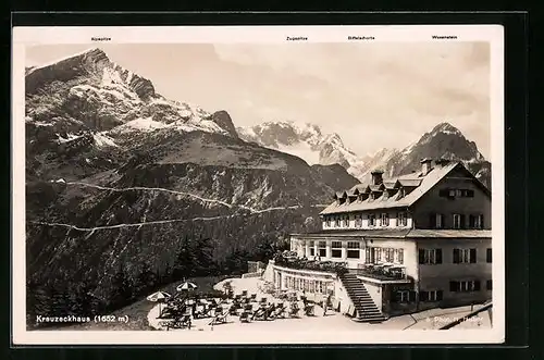 AK Kreuzeckhaus, Berghütte mit Zugspitze, Riffelscharte und Waxenschein