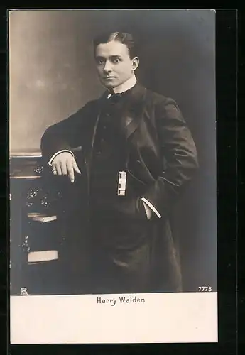 AK Schauspieler Harry Walden in eleganter Kleidung