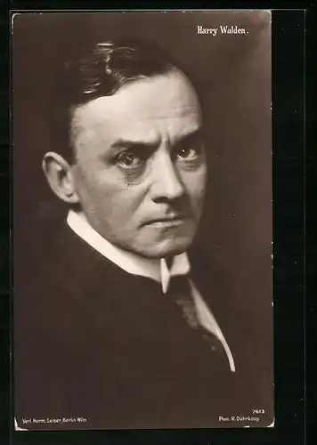 AK Schauspieler Harry Walden mit ernstem Blick
