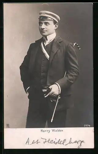 AK Schauspieler Harry Walden im Anzug mit Schirmmütze