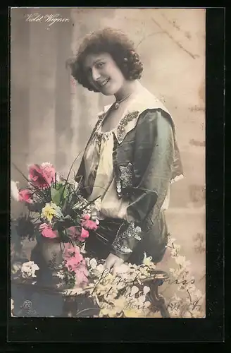 AK Schauspieler Violet Wegner in paillettenbestickter Jacke