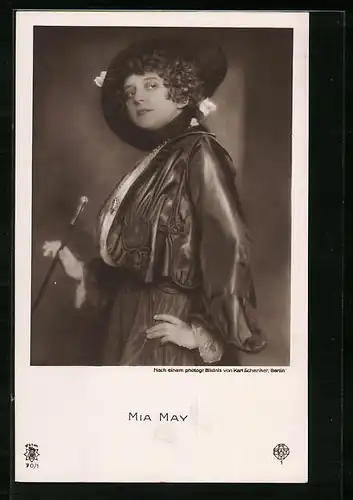 AK Schauspielerin Mia May schaut seitlich