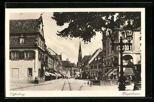 AK Offenburg, Hauptstrasse mit Geschäften, Apotheke und Brunnen
