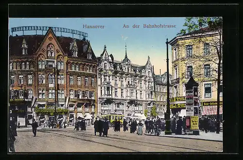 AK Hannover, An der Bahnhofstrasse mit Geschäften und Litfasssäule, Strassenbahn