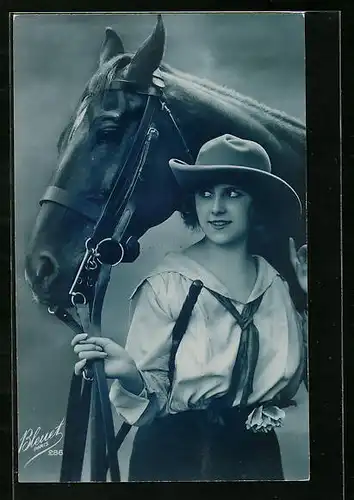 Foto-AK Bleuet Paris: Junge Frau mit ihrem Pferd