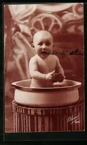 Foto-AK Bleuet Paris: Nacktes Kleinkind in einer Wanne