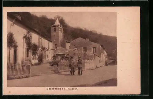 AK Boullonville bei Thiaucourt, Strassenpartie mit Kirche und Soldaten