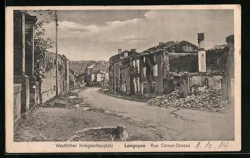 AK Longuyon, Westlicher Kriegsschauplatz, Rue Carnot-Strasse mit zerstörten Häusern