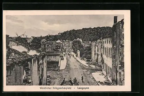 AK Longuyon, Westlicher Kriegsschauplatz, Strassenpartie mit zerstörten Häusern und Soldaten