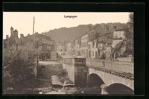 AK Longuyon, Zerstörte Ortspartie mit einem Soldaten