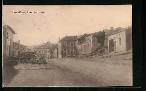 AK Bouxières, Hauptstrasse mit zerstörten Häusern
