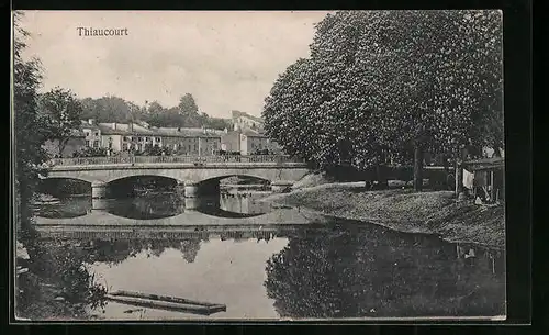 AK Thiaucourt, Uferpartie mit Brücke