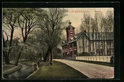 AK Bloemendaal, School