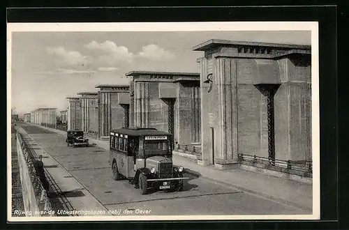 AK Den Oever, Rijweg over de Uitwateringsluizen
