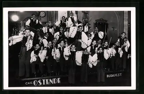 AK Trachtenkapelle bei einem Auftritt im Café Ostende, Budapest
