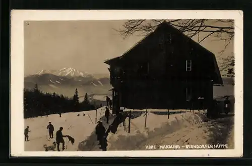 AK Berndorfer Hütte, Berghütte auf der Hohen Mandling mit Skifahrern