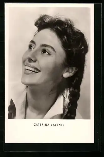 AK Musikerin Caterina Valente mit lächelndem Gesicht