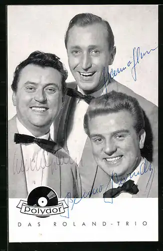 AK Musiker des Roland-Trios lächeln in die Kamera, Autogramme