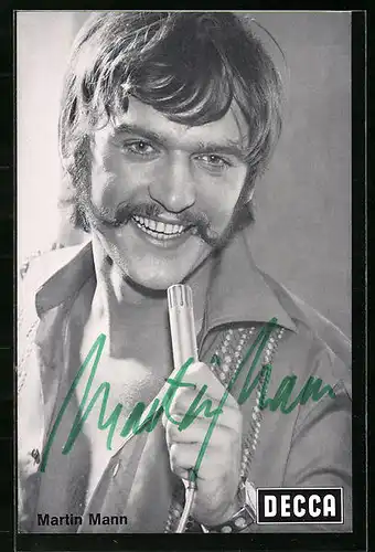 AK Musiker Martin Mann mit Mikrophon, Autogramm