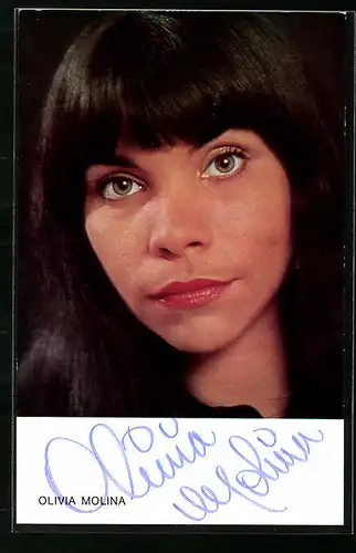 AK Musikerin Olivia Molina mit Ponyfrisur, Autogramm