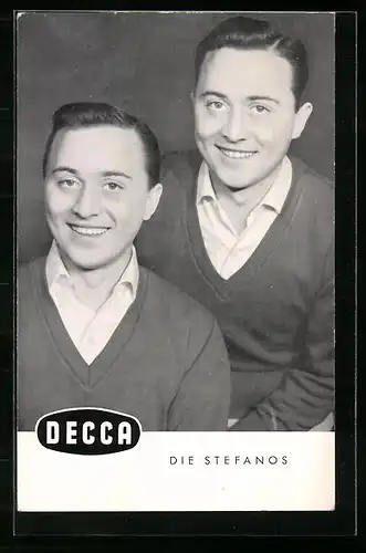 AK Musiker der Band Die Stefanos lächeln in die Kamera