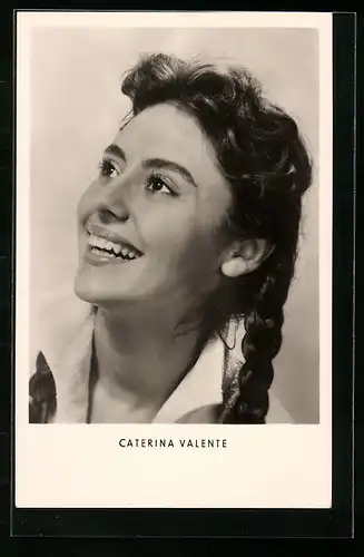 AK Musikerin Caterina Valente mit lächelndem Gesicht