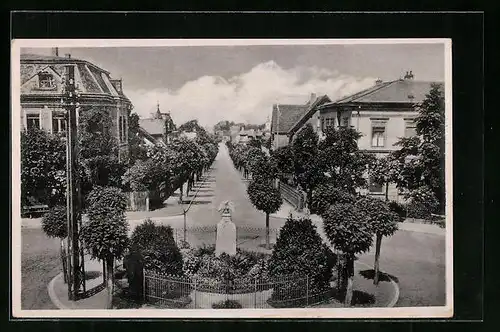 AK Ortrand, Bahnhofstrasse mit Kriegerdenkmal 1870 /71