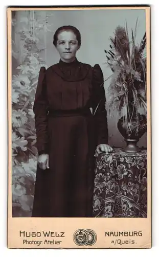 Fotografie Hugo Welz, Naumburg / Queis, Portrait schöne junge Frau im prachtvollen Kleid