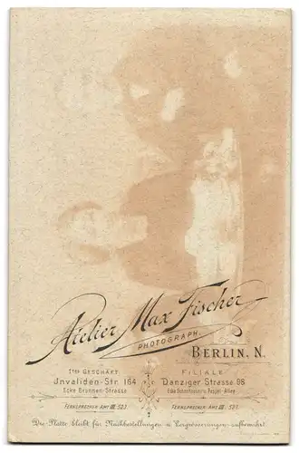 Fotografie Max Fischer, Berlin-N., Invalidenstr. 164, Junge Dame im Kleid und drei Kleine Mädchen mit Bilderbuch