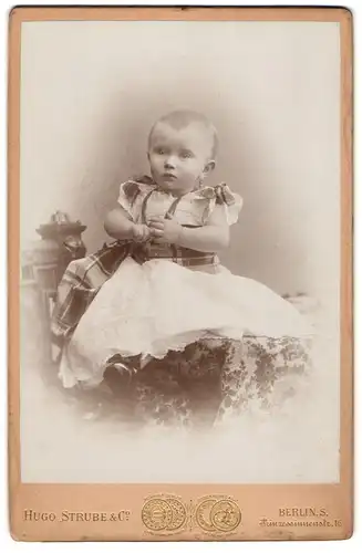 Fotografie Hugo Strube & Co., Berlin-S., Prinzessinnenstr. 16, Süsses Kleinkind im hübschen Kleid