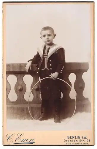 Fotografie C. Euen, Berlin-SW, Oranien-Str. 128, Kleiner Junge im Matrosenanzug mit Reifen